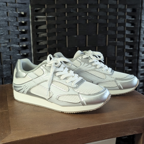 NICOLE MILLER women's Silver Sneakers NEW Size 8.5 - Picture 5 of 6